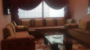 Apartment, 2 Bedrooms | Ruang tamu | TV skrin rata