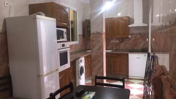 Apartment, 2 Bedrooms | Dapur peribadi | Peti sejuk/penyejuk beku saiz penuh, dapur