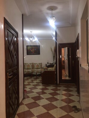 Departamento, 2 habitaciones | Área de sala de estar | Televisión de pantalla plana 
