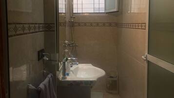 Apartment, 2 Bedrooms | Bathroom | Shower, towels