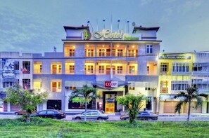 숙박 시설 정면 - 저녁/밤