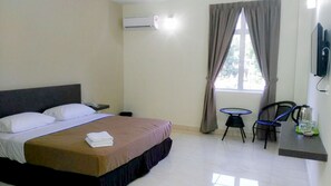Deluxe Room | In-room safe, desk, iron/ironing board - Hotel Darulaman Jitra (Jitra)