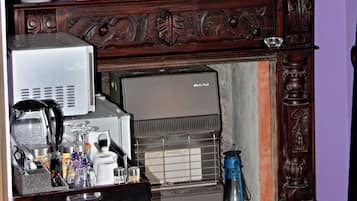 Deluxe Double Room, Balcony, Sea View | Meja, Wi-fi percuma, cadar katil
