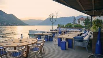 2 εστιατόρια που σερβίρουν πρωινό, τοπική και διεθνής κουζίνα