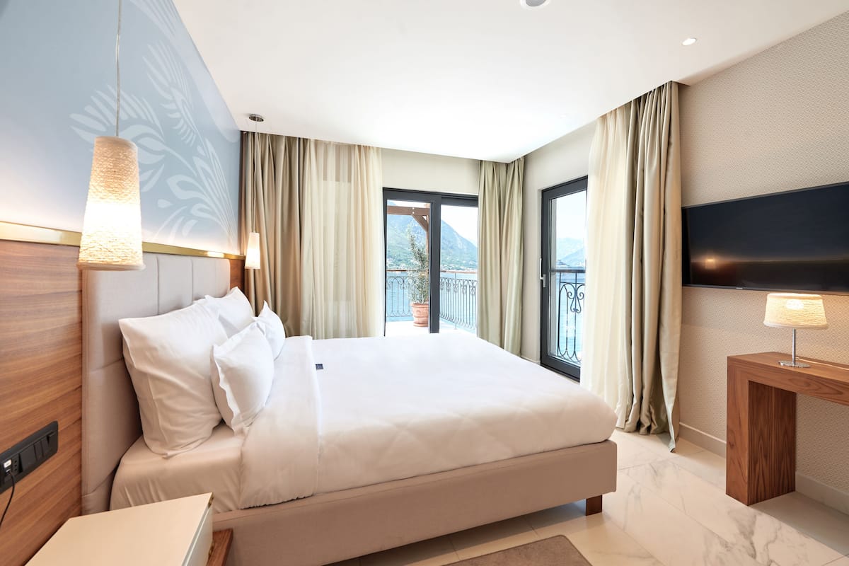 suite, 3 bedrooms, sea view | 1 bedroom, in-room safe, desk, blackout curtains