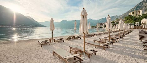 Plage privée, cabines gratuites, chaises longues, parasols