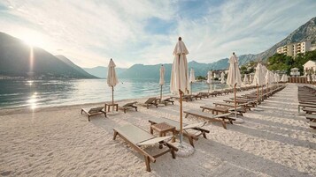 Aan een privéstrand, gratis strandhuisjes, ligstoelen, parasols