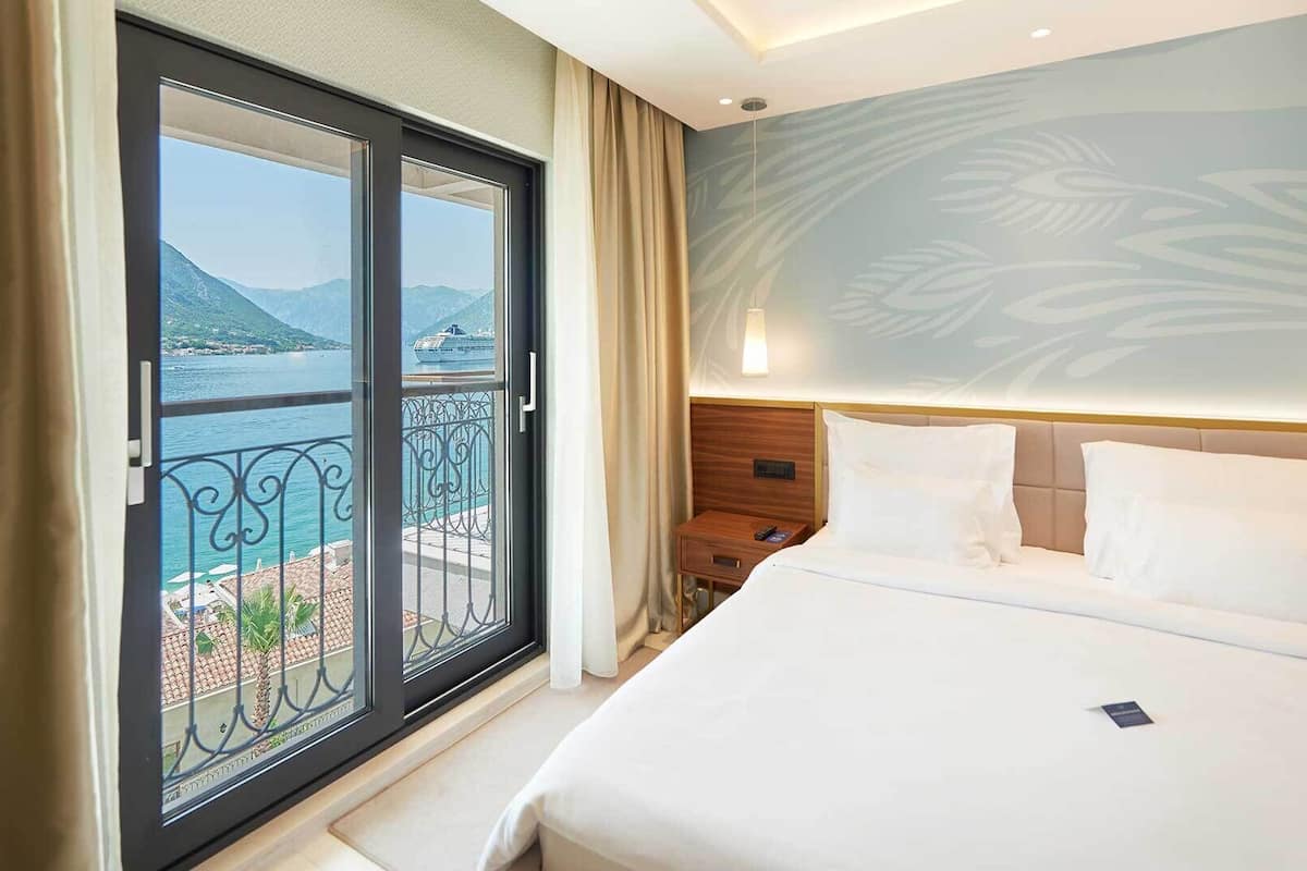 deluxe double room, sea view | 1 bedroom, in-room safe, desk, blackout curtains