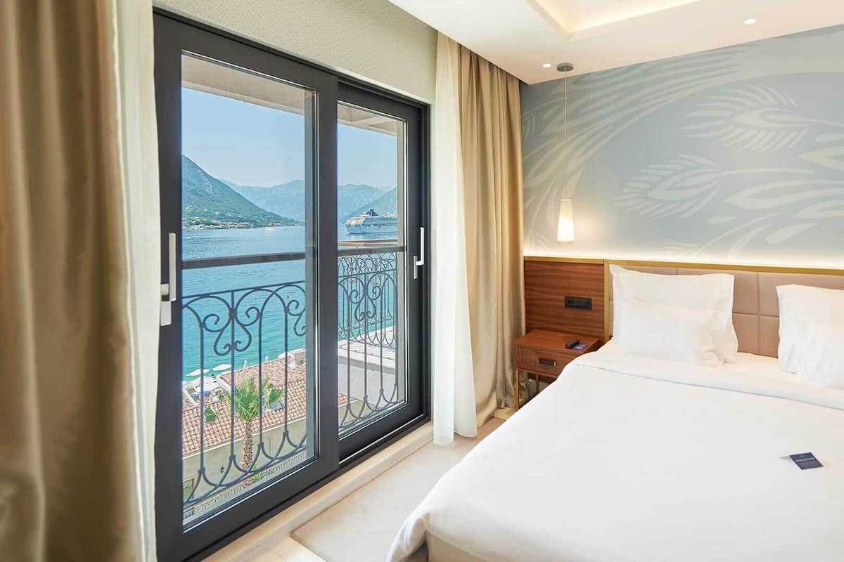 Deluxe Double Room, Sea View | 1 bedroom, in-room safe, desk, blackout drapes