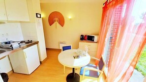 Apartamento conforto, acessível, suíte | Cozinha privada | Geladeira