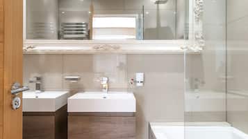 Deluxe Double Room | Bathroom | Shower, free toiletries, hair dryer, towels