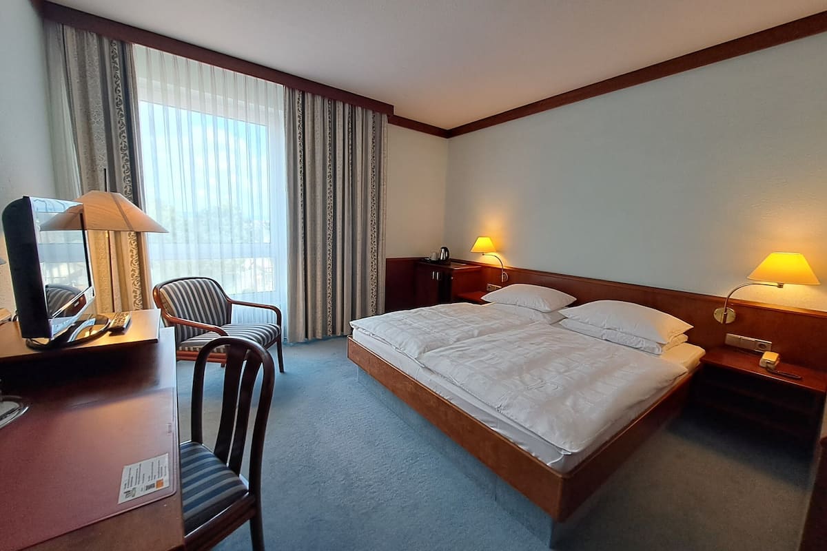 Classic Double Room | 1 bilik tidur, meja, ruang kerja komputer riba, seterika/papan seterika