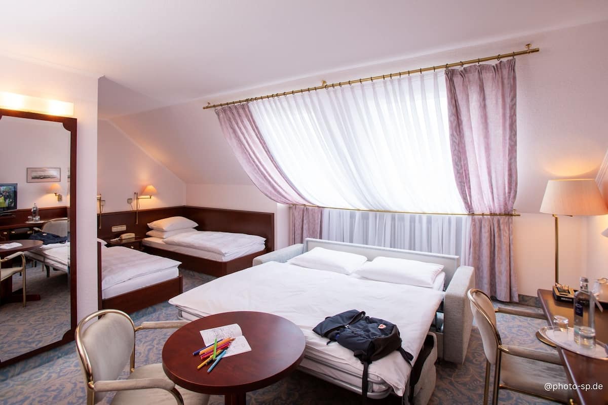 Chambre familiale | Bureau, espace de travail pour ordinateurs portables