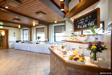 Daily buffet breakfast for a fee. Leine Hotel