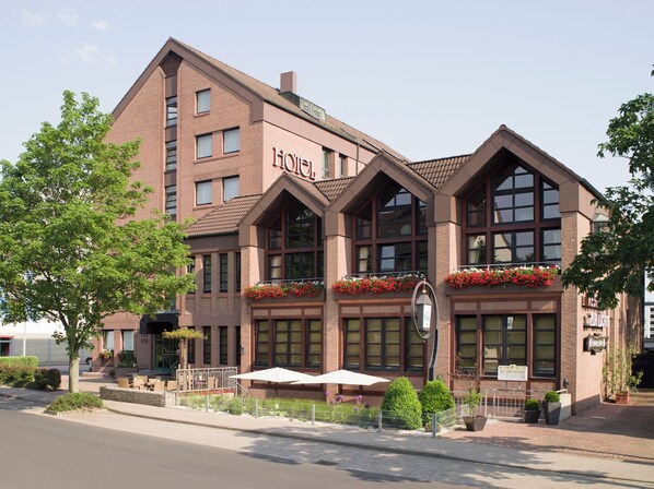 Front of property - Leine Hotel (Pattensen)