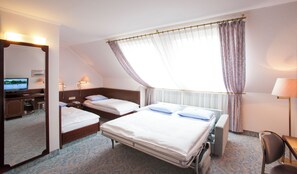 Family Room | Desk, laptop workspace, iron/ironing board, free WiFi - Leine Hotel (Pattensen)