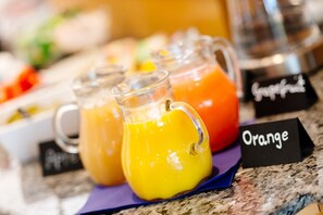 A breakfast buffet with various juices and a sign indicating 'Orange'. - Hotel Graf Lehndorff (Munich)