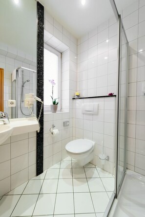 Ducha, artículos de tocador gratuitos, secador de pelo, toallas