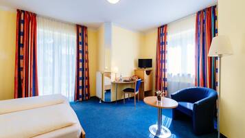 Minibar, desk, laptop workspace, free WiFi