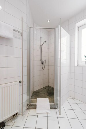 Dobbeltrom – standard, ikke-røyk | Bad | Dusj, toalettartikler (inkludert), hårføner og håndklær
