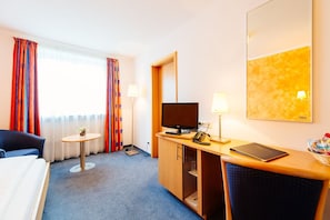 Minibar, escritorio, espacio para trabajar con laptop y wifi gratis 