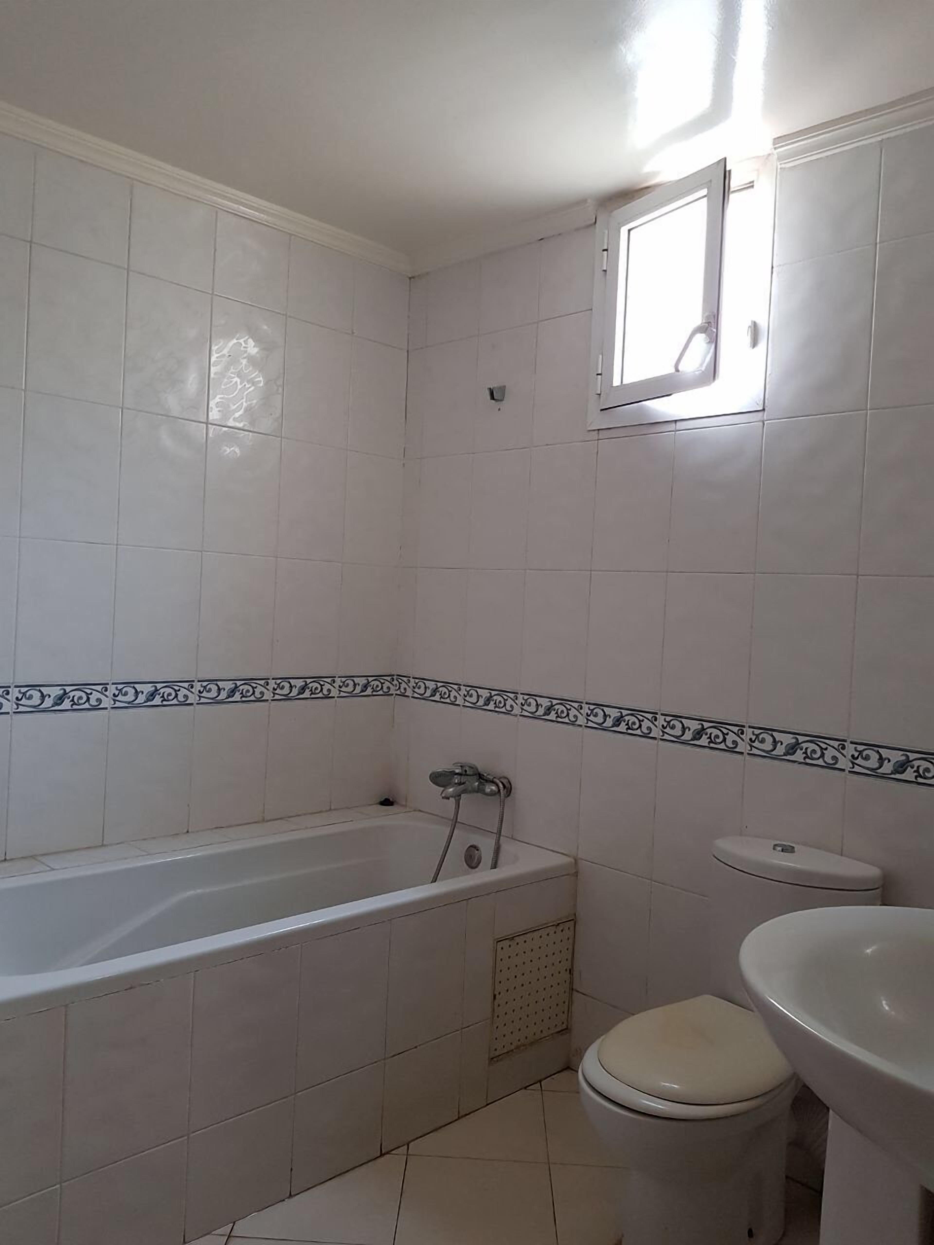 Apartment, 2 Bedrooms | Bathroom | Separate tub and shower, deep soaking tub, towels