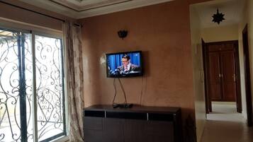 Căn hộ, 2 phòng ngủ | Phòng khách | TV màn hình phẳng