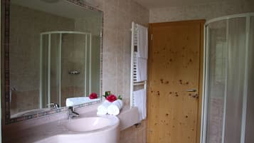 Quarto casal superior | Banheiro | Chuveiro, produtos de toalete grátis