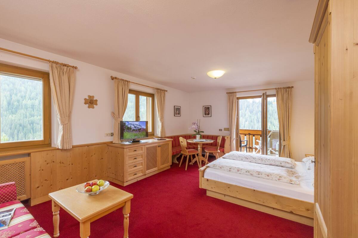 Junior suite | Hypoallergeen beddengoed, donsdekens, een kluis op de kamer, een bureau