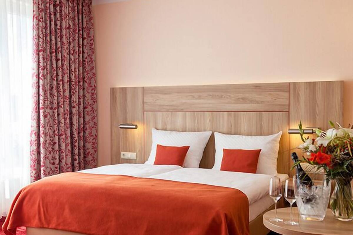 Comfort Double Room | In-room safe, desk, iron/ironing board (on request), cots/infant beds