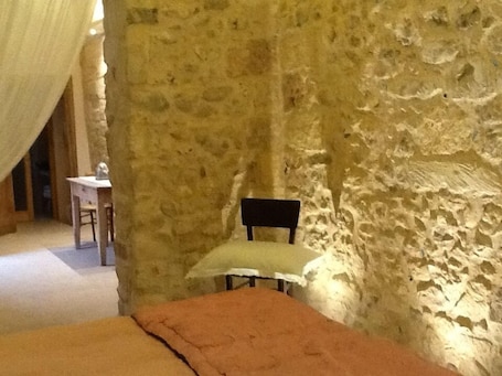 1 habitación, ropa de cama de alta calidad, cubrecamas y escritorio