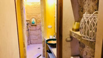 Habitació amb dos llits individuals, 2 llits individuals | Bany | Dutxa, articles de tocador gratuïts, assecador de cabells i barnussos