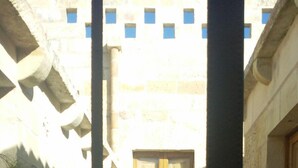 A courtyard with a window, a water feature, and a door. - Borgoincorte (Martano)