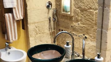 Habitació familiar, 2 dormitoris | Bany | Dutxa, articles de tocador gratuïts, assecador de cabells i barnussos