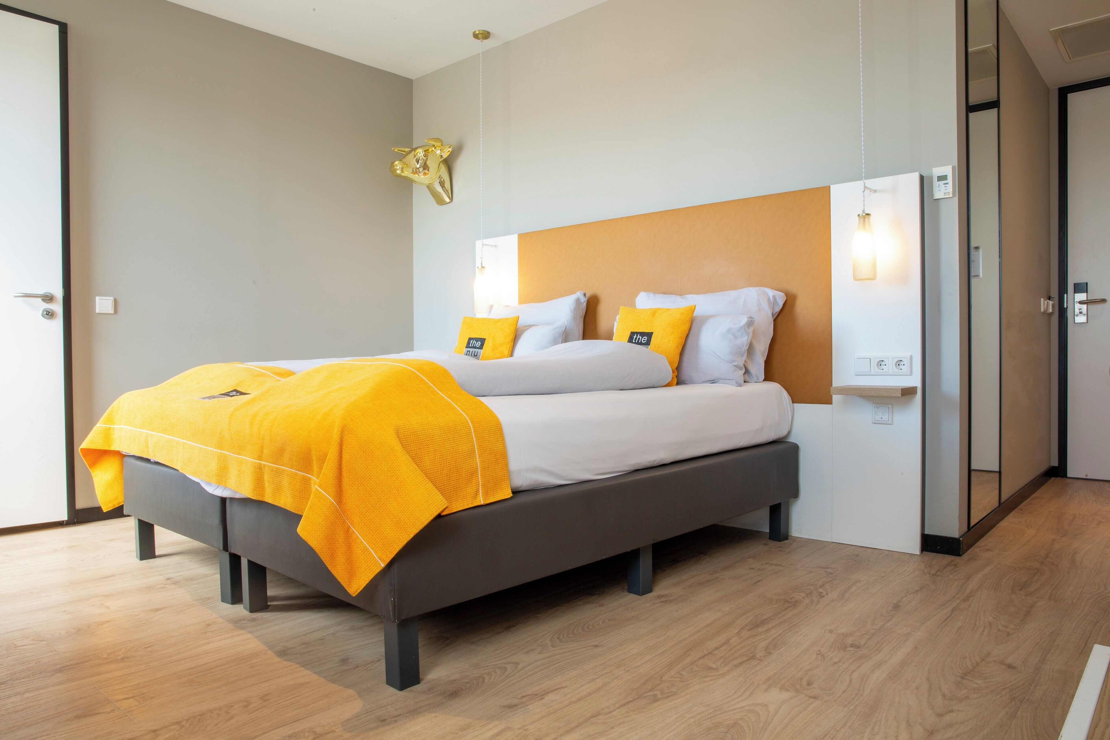 standard room, 1 queen bed, accessible | in-room safe, desk, laptop workspace, soundproofing