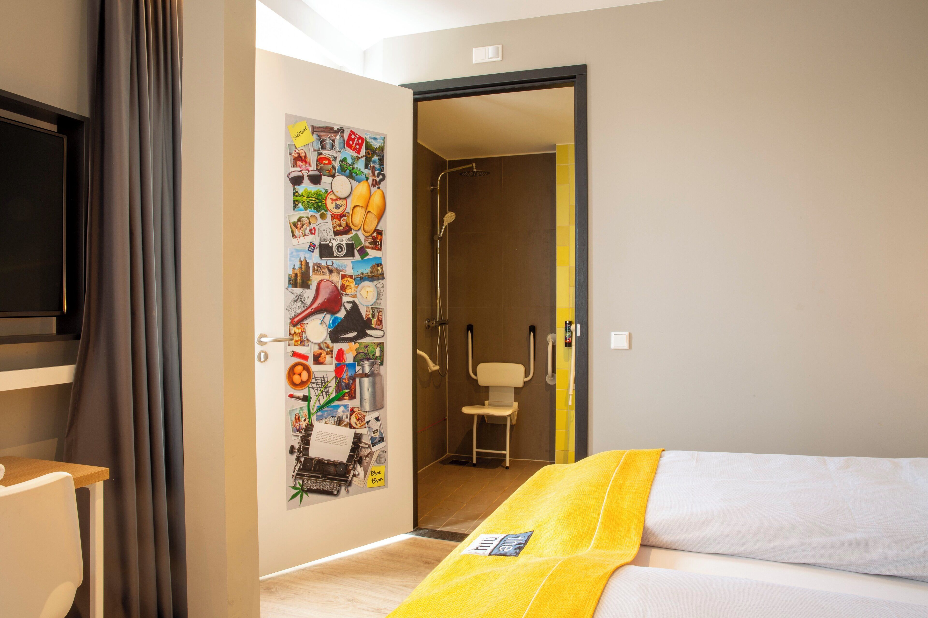 standard room, 1 queen bed, accessible | in-room safe, desk, laptop workspace, soundproofing