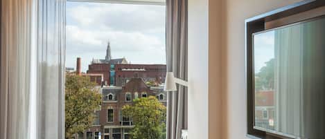 Standaard kamer, 1 queensize bed | Een kluis op de kamer, een bureau, een laptopwerkplek