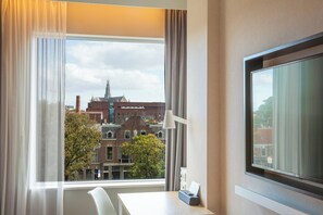 In-room safe, desk, laptop workspace, soundproofing - Holiday Inn - the niu, Dairy Haarlem by IHG (Haarlem)