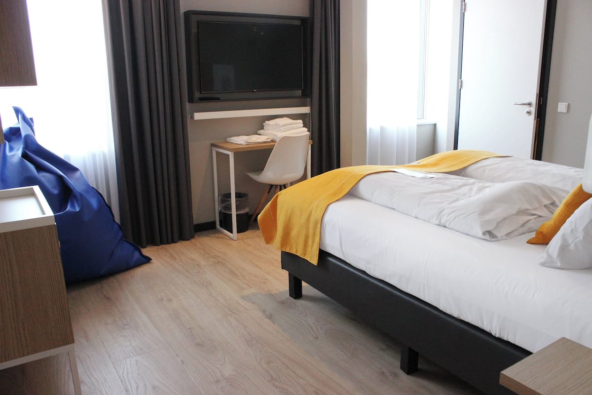 Habitació estàndard, 1 llit de matrimoni, accessible | Caixa forta a l'habitació i escriptori