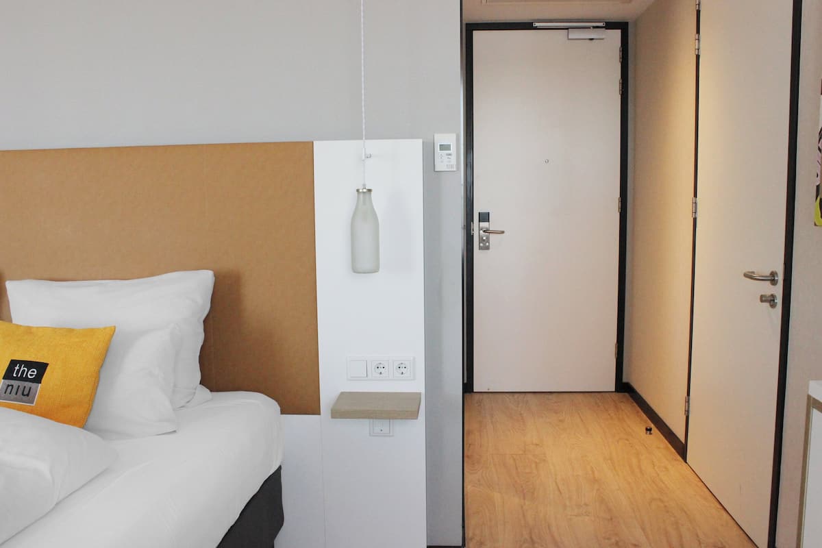 Standard Room, 1 Queen Bed, Accessible | 1 bedroom, in-room safe, desk, laptop workspace