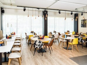 Daily buffet breakfast (EUR 19.00 per person) - Holiday Inn - the niu, Dairy Haarlem by IHG (Haarlem)