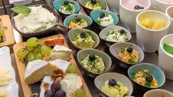 Tägliches Frühstücksbuffet (19.00 EUR pro Person)