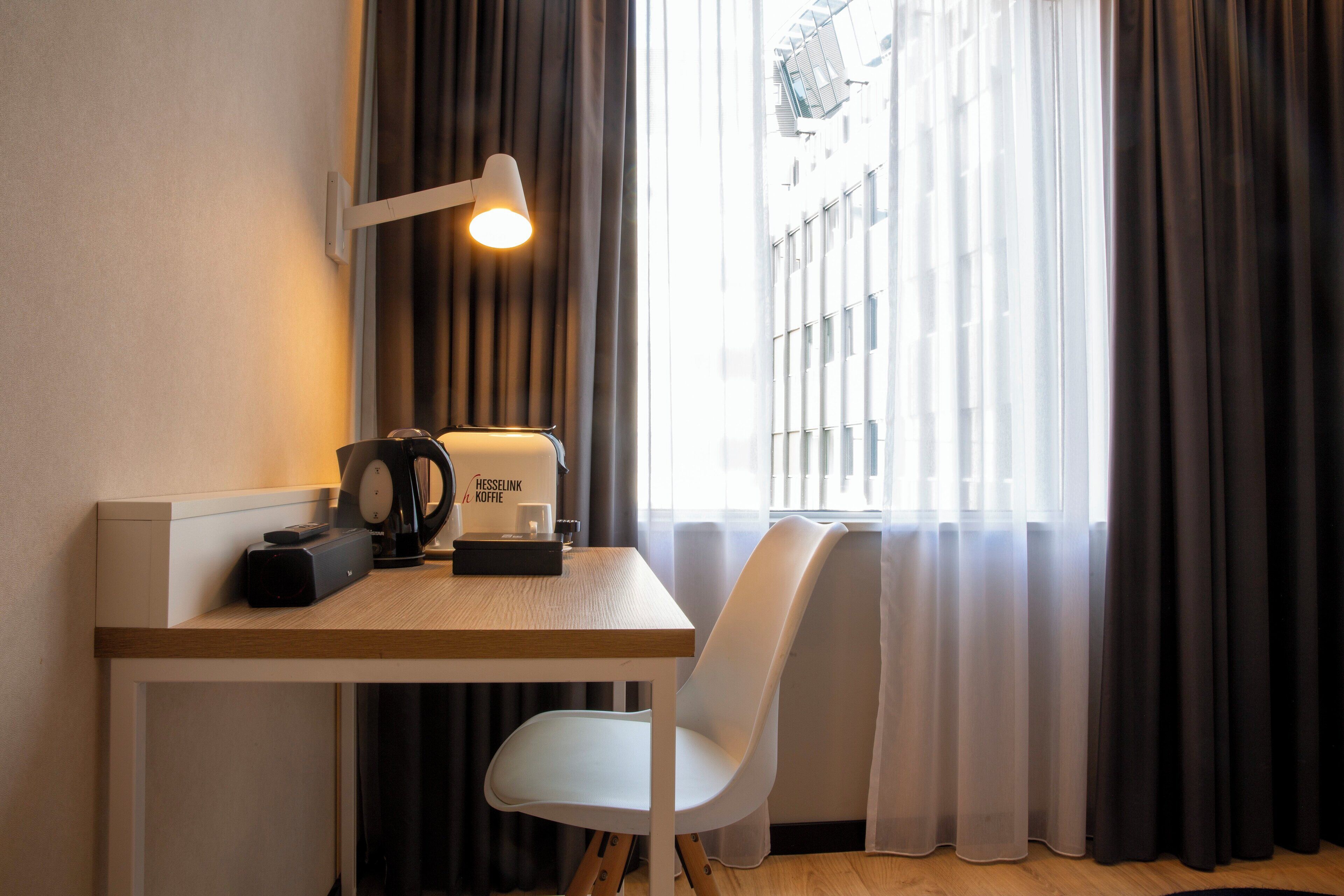 premium room, 1 queen bed | room amenity