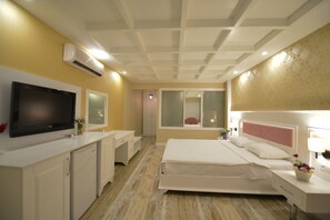 Standard Room | Minibar, in-room safe, desk, free cribs/infant beds - The Bay Beach Club (Fethiye)