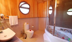 Deluxe Bungalow | Bathroom | Free toiletries, hair dryer, towels - The Bay Beach Club (Fethiye)