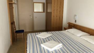 Triple Room | Desk, free WiFi