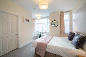 Escritorio, tabla de planchar con plancha y camas plegables/adicionales 