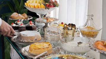 Café da manhã com buffet todos os dias (EUR 10 por pessoa)