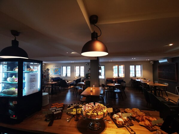 Se sirven comidas y brunch 