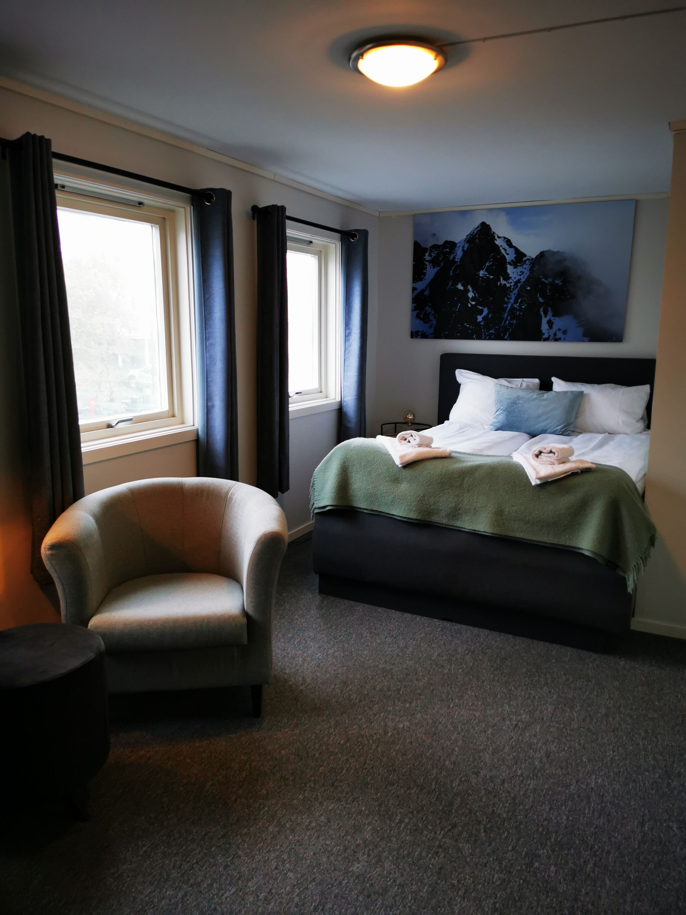 Dobbeltrom – superior, byutsikt | Sengetøy av topp kvalitet, skrivebord, blendingsgardiner og lydisolert